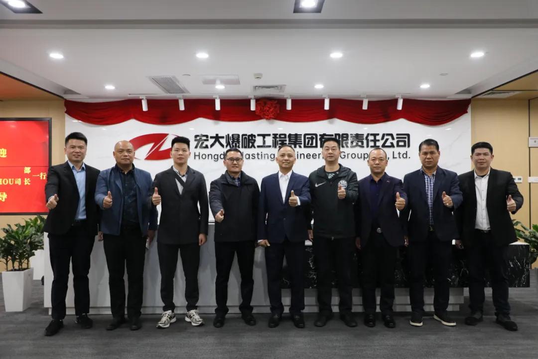 老挝国防部代表团一行莅临宏大爆破指导交流